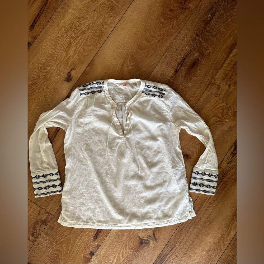 Levi’s Cream Embroidered Boho Top sz small